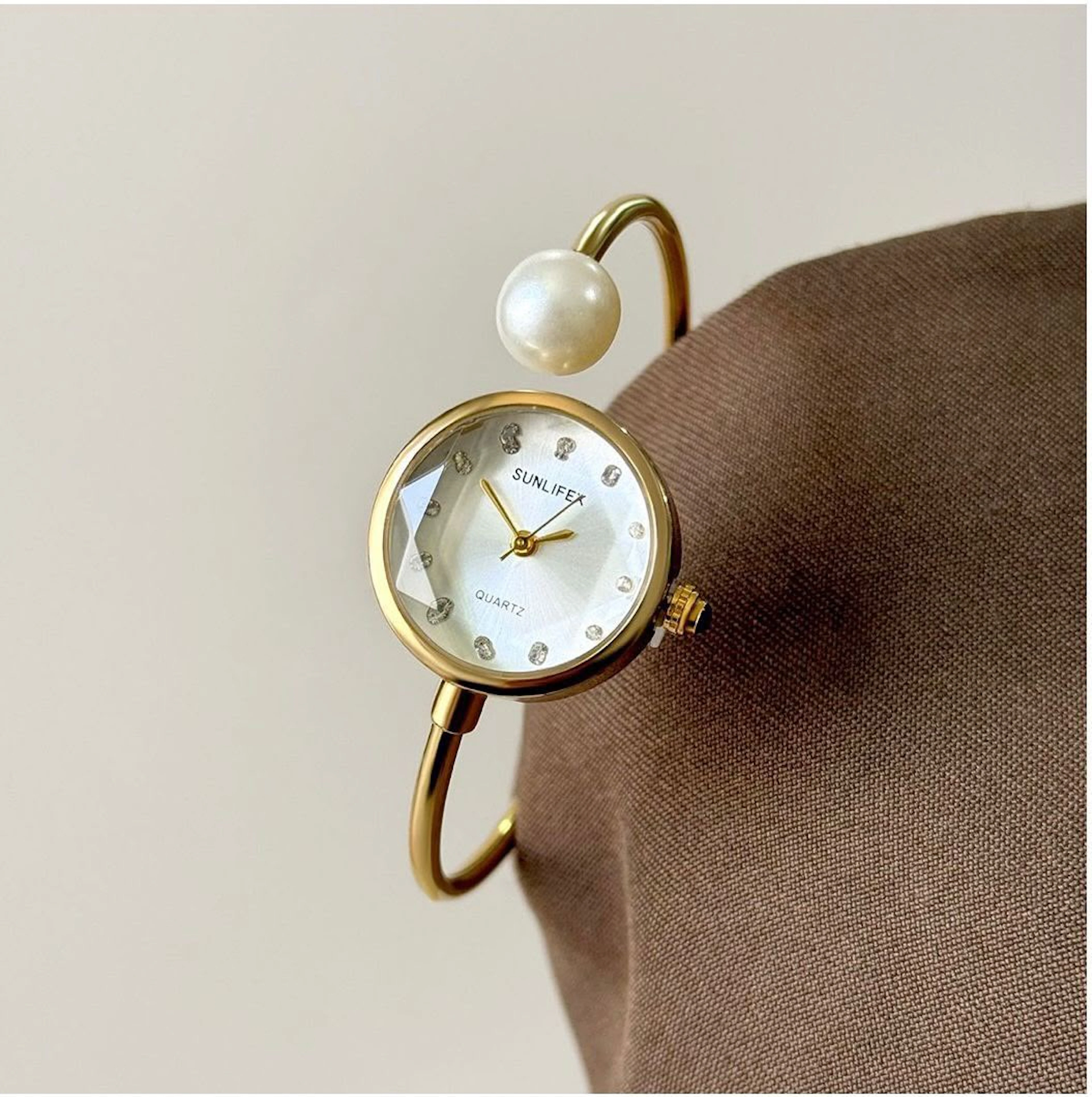 Bold Fashion Watch For Ladies 2