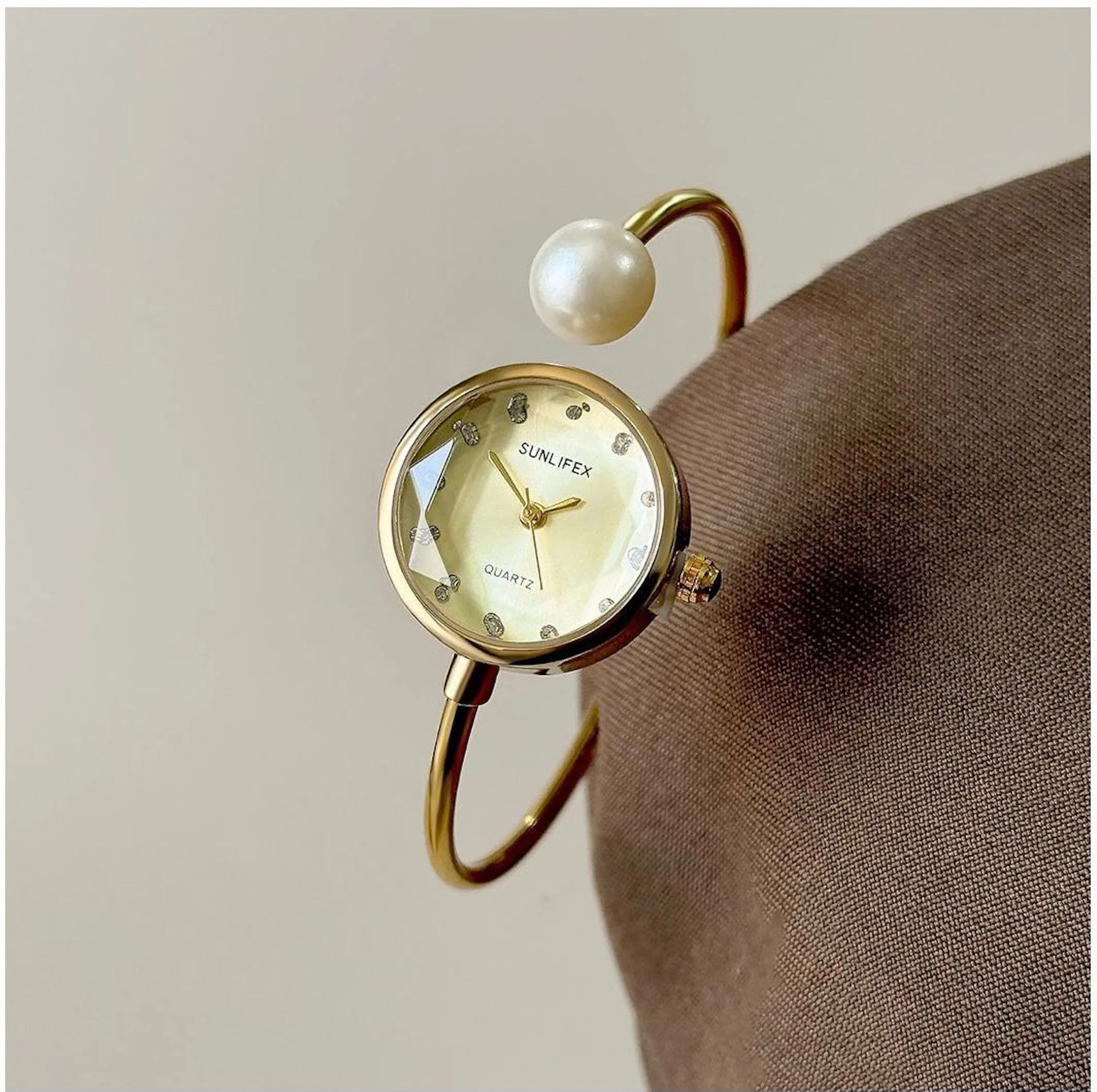 Bold Fashion Watch For Ladies 3