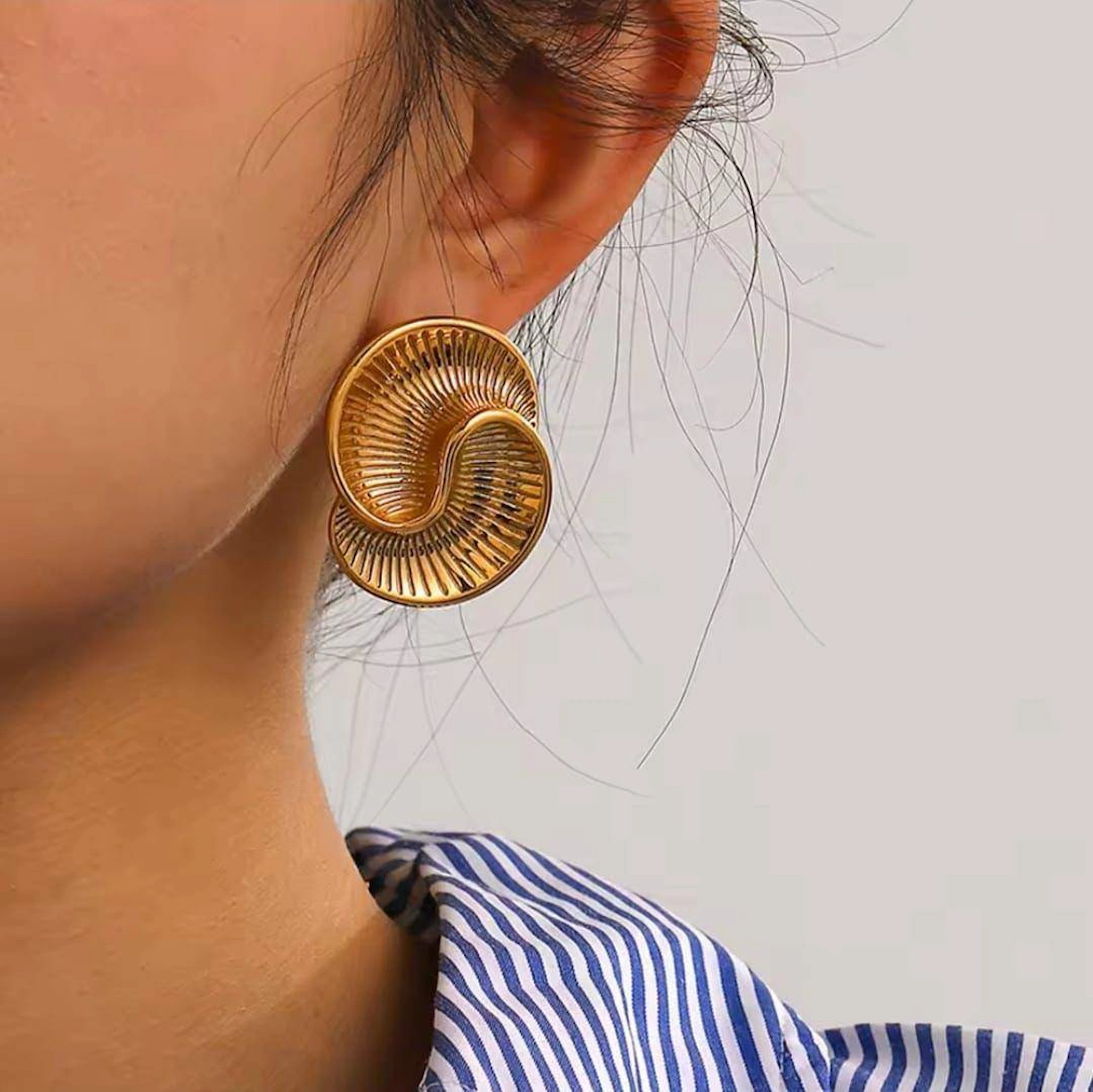 Hereni za Dhahabu - Swirl Stud
