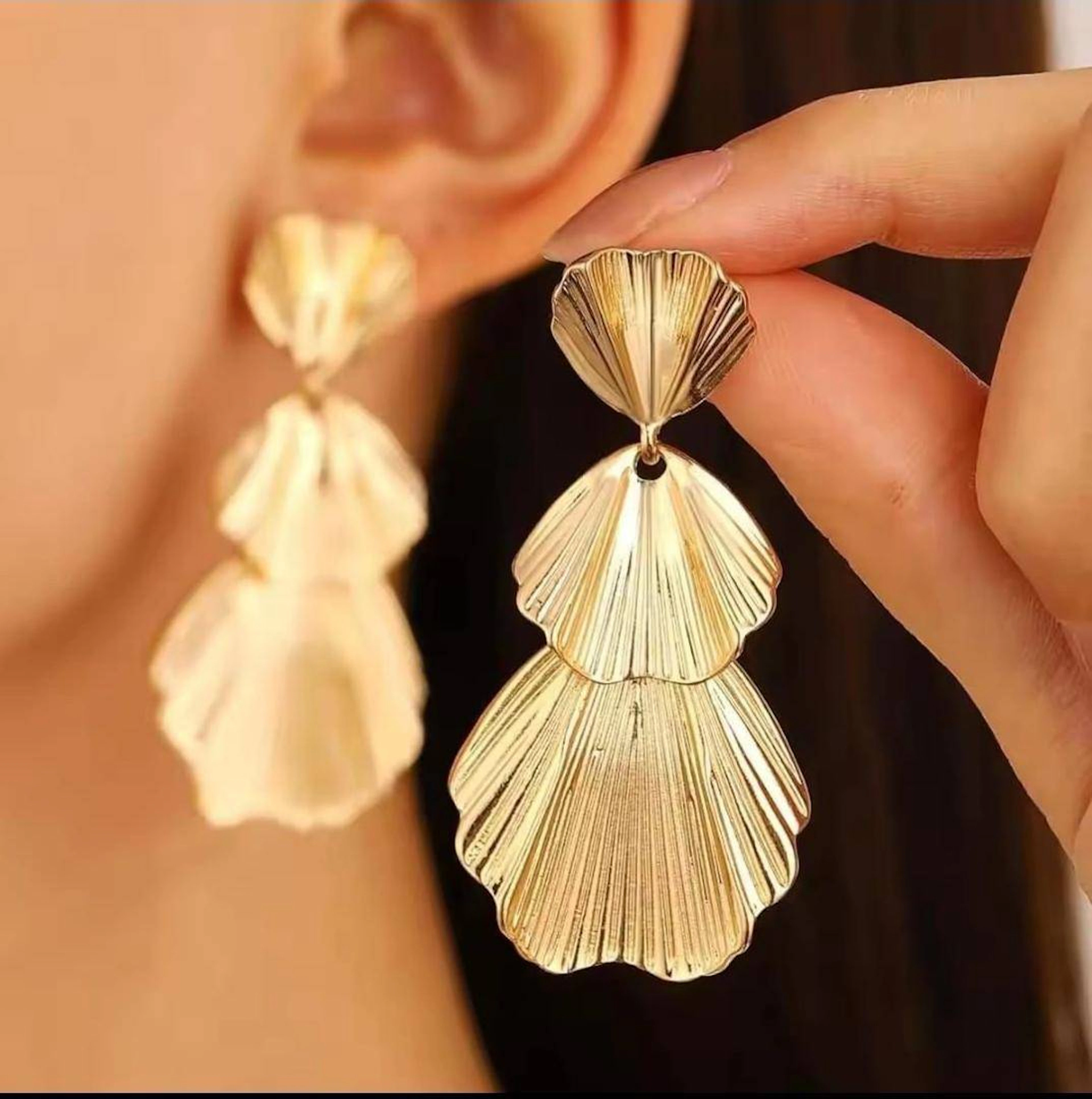 Hereni za Dhahabu - Tiered Shell Drop